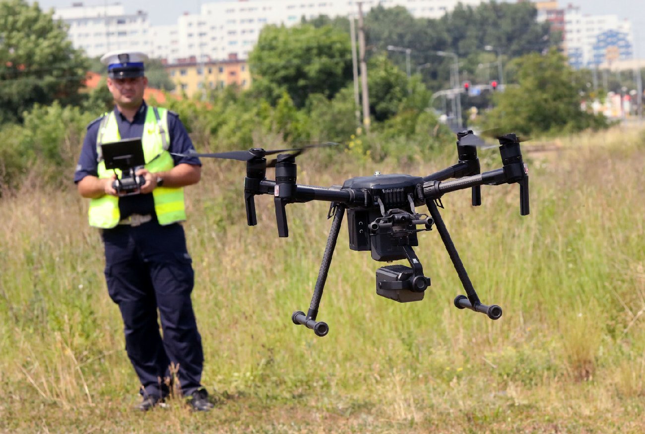 Trwają poszukiwania policyjnego drona. Służby rozpatrują dwie możliwości.