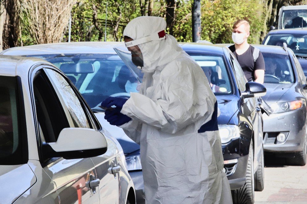 Koronawirus może zaatakować mózg i układ nerwowy - uważają francuscy naukowcy. Francuscy naukowcy uważają, że koronawirus może zaatakować mózg oraz układ nerwowy. Może prowadzić do problemów z pamięcią i koncentracją.