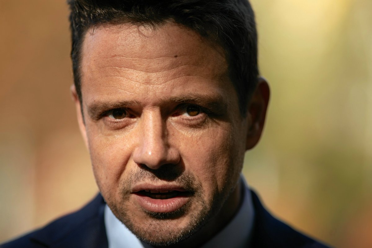 Rafał Trzaskowski napisał na Facebooku o tym, że lekcje poświęcone LGBT w polskich szkołach mają być dobrowolne i prowadzone w ramach zajęć dodatkowych. Nie dajmy się kłamstwom i manipulacjom PiS - napisał prezydent Warszawy na Facebooku.