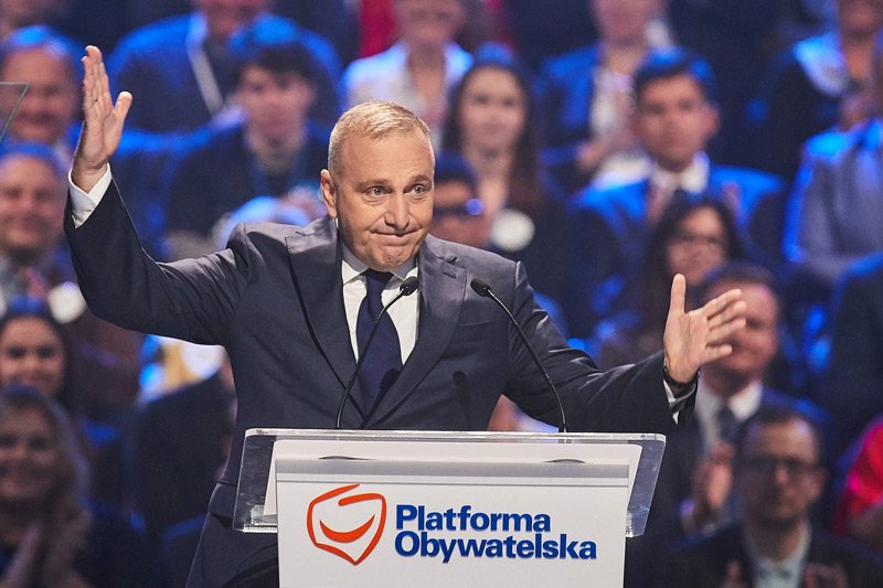 Co zrobić, by poprawić notowania PO? Być może odpowiedź przynosi najnowszy sondaż, z którego wynika, że szefowi Platformy Grzegorzowi Schetynie nie ufa aż pół Polski.