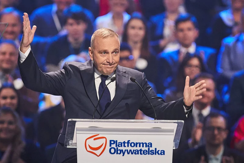 Co zrobić, by poprawić notowania PO? Być może odpowiedź przynosi najnowszy sondaż, z którego wynika, że szefowi Platformy Grzegorzowi Schetynie nie ufa aż pół Polski.