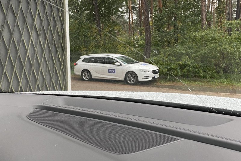 Samochód TVP stoi przed domem Romana Giertycha.