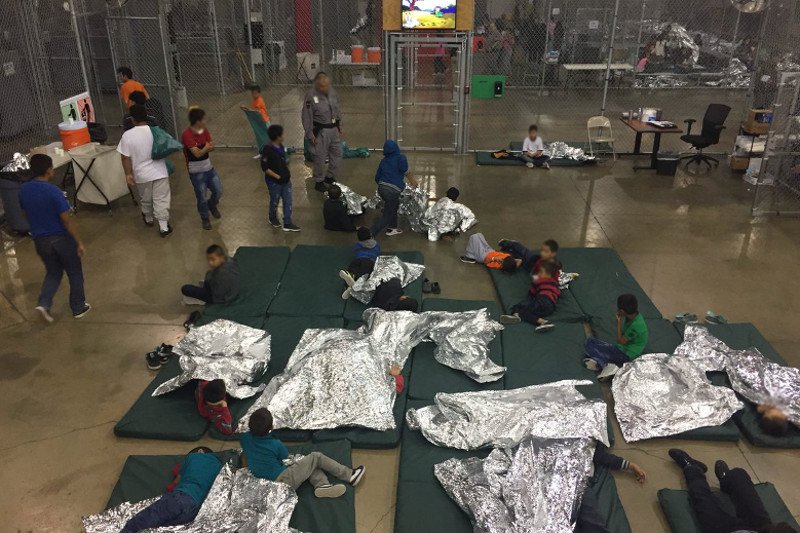 Tak wyglądają ośrodki niedaleko granicy z Meksykiem, w których umieszcza się dzieci i młodzież, odebrane rodzicom na granicy.