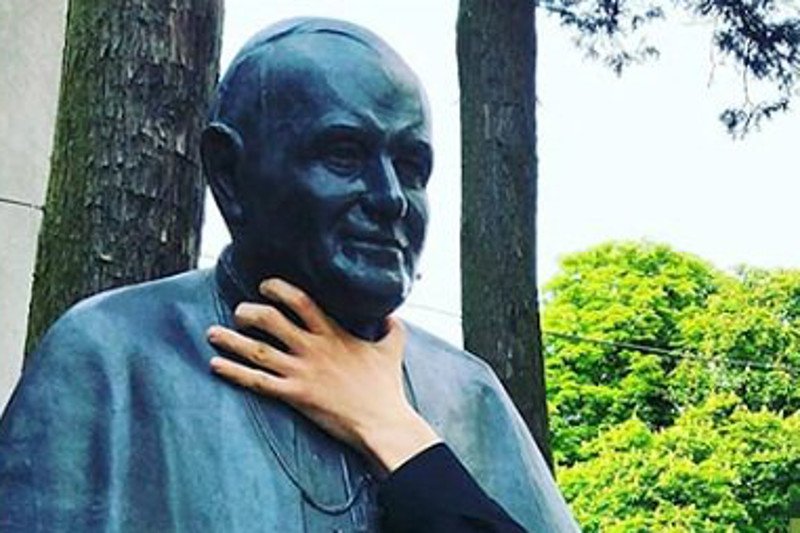 Rosyjski marynarz umieścił w sieci zdjęcie, na którym dusi popiersie Jana Pawła II znajdujące się w Świnoujściu.