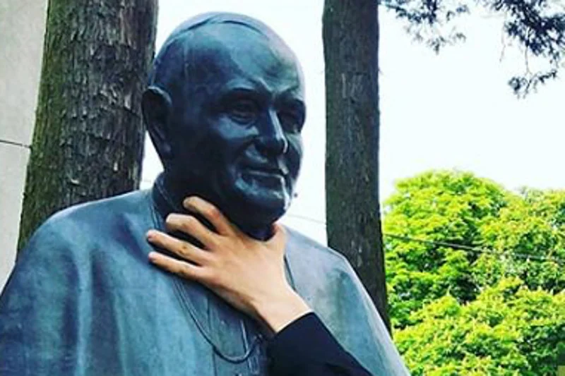 Rosyjski marynarz umieścił w sieci zdjęcie, na którym dusi popiersie Jana Pawła II znajdujące się w Świnoujściu.