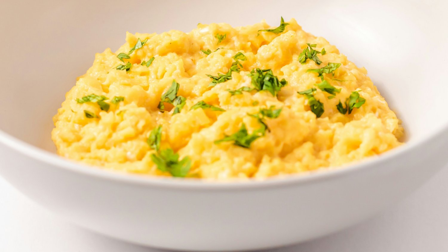 Przepis na jajecznicę lepszą niż Gordona Ramsaya. Jeden składnik drogi, ale nie najważniejszy