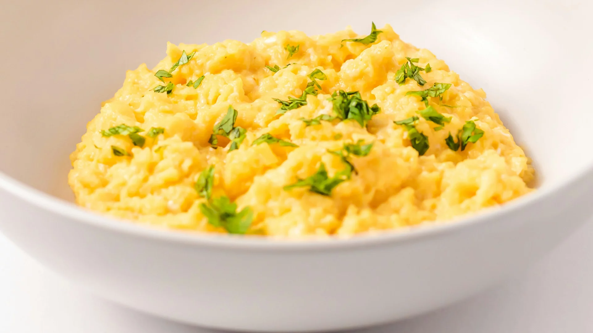 Jajecznica lepsza Gordona Ramsaya. Patent Altona Browna Przepis na jajecznicę lepszą niż Gordona Ramsaya. Sprawdź ten trik