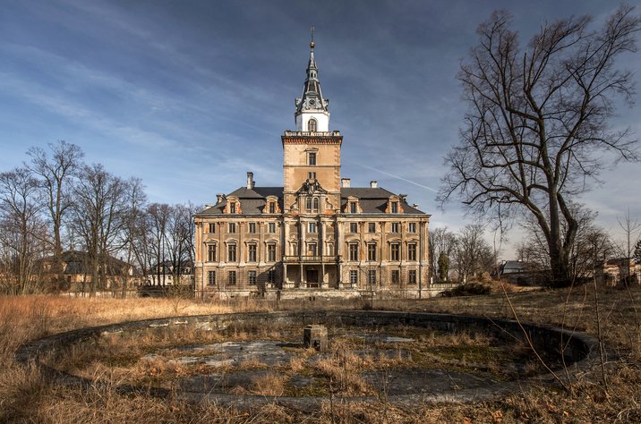 Dolnośląski Pałac Hochbergów w Roztoce, położony około 25 km od Wałbrzycha skrywa niesamowitą historię z czasów II wojny światowej. Według niemieckich masonów ukryto tam 28 ton złota zgrabionego przez nazistów m.in. z wrocławskich banków. Pałac Hochbergów w Roztoce na Dolnym Śląsku pod dnem okolicznej studni może skrywać 28 ton złota zgrabionego przez nazistów w czasach II wojny światowej.