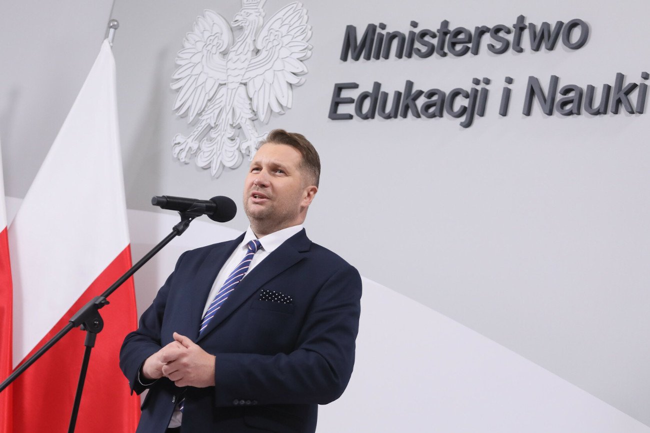 Minister edukacji i nauki Przemysław Czarnek wyraził nadzieję, że "nauka stacjonarna będzie trwała w szkołach nieprzerwanie do przyszłorocznych wakacji".