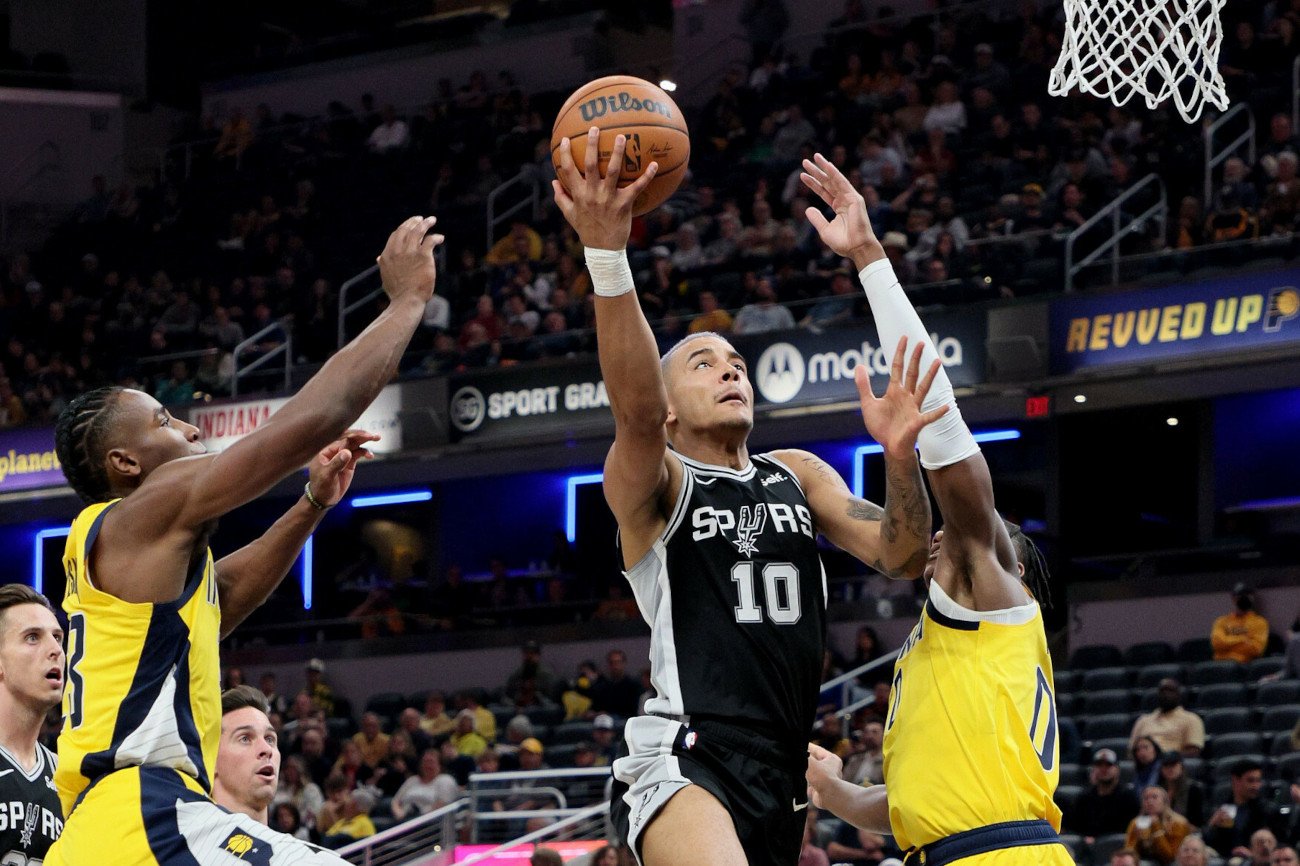 Jeremy Sochan i jego San Antonio Spurs zwyciężyli 137:134 z Indiana Pacers, odnosząc pierwszą wygraną w sezonie.