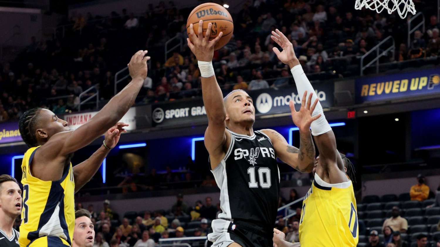 Jeremy Sochan i jego San Antonio Spurs zwyciężyli 137:134 z Indiana Pacers, odnosząc pierwszą wygraną w sezonie.
