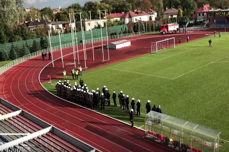 W Sandomierzu doszło do stadionowych burd między pseudokibicami i policją.
