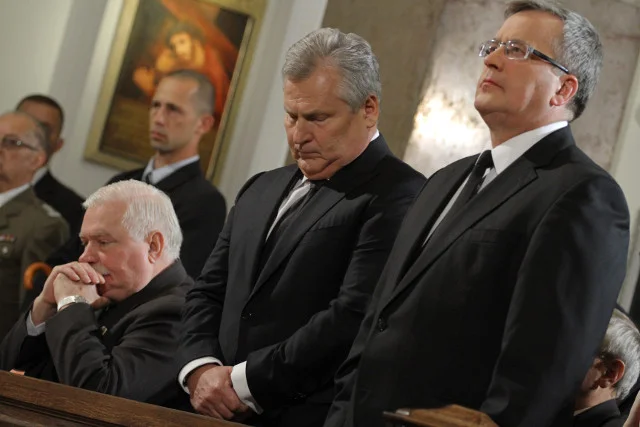6186 zł brutto. Tyle wynoszą pensje byłych prezydentów. To dość by mogli reprezentować nasz kraj?