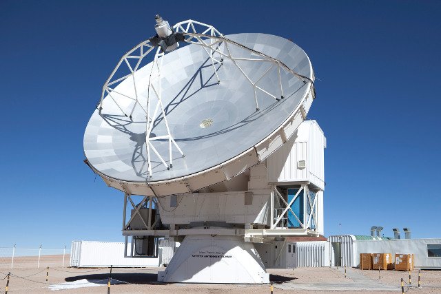Użytkowany przez ESO radioteleskop APEX w chilijskim Llano de Chajnantor Observatory