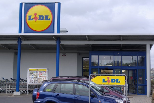 Pracownik jednego ze szkockich sklepów sieci Lidl poskarżył się na zakaz prowadzenia rozmów z klientami po polsku