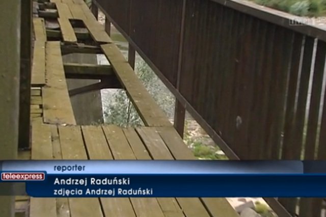 Dziewczyna nie zauważyła dziury w drewnianej kładce