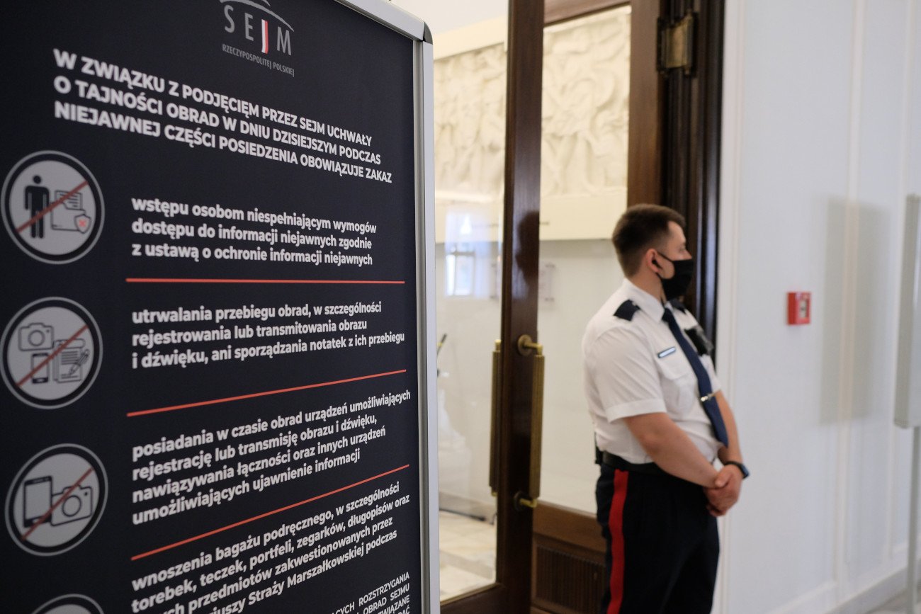 Na utajnionych obradach Sejmu podobno powołano infolinię dla posłów.