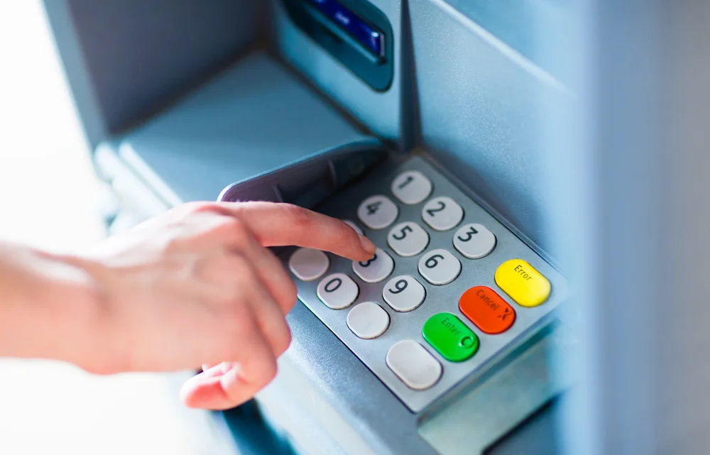 Klawisze bankomatów mogą zawierać bakterie powodujące biegunkę
