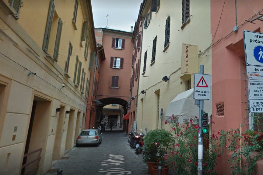 Restauracja znajduje się w niewielkiej uliczce w Bolonii.