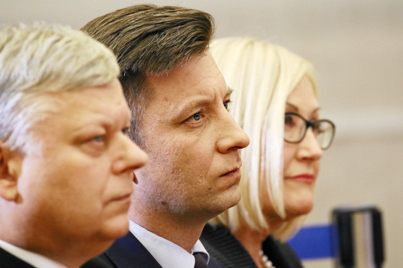 Agaton Koziński bardzo uważał, żeby żadnym pytaniem nie "skrzywdzić" szefa Kancelarii Premiera Michała Dworczyka.