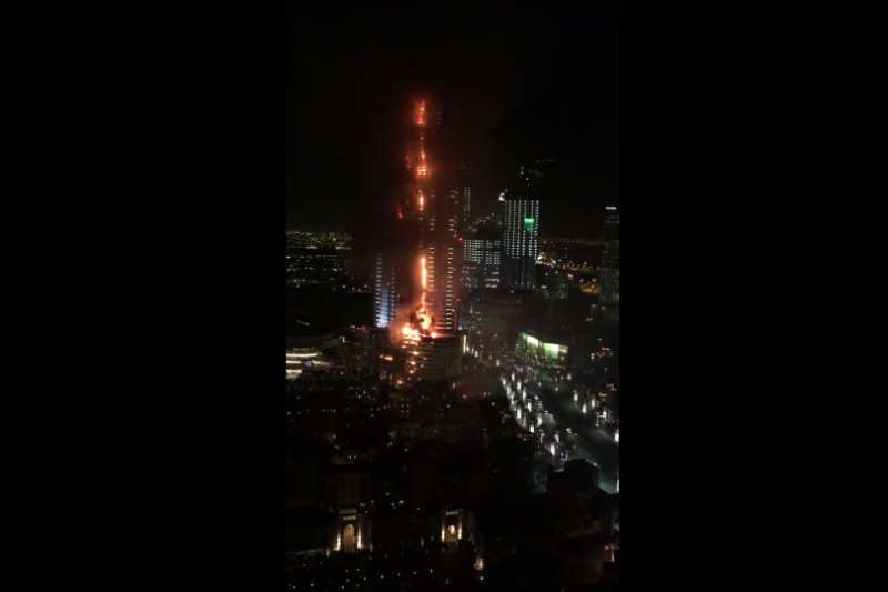 W hotelu w Dubaju wybuchł pożar, zapaliły się fajerwerki.