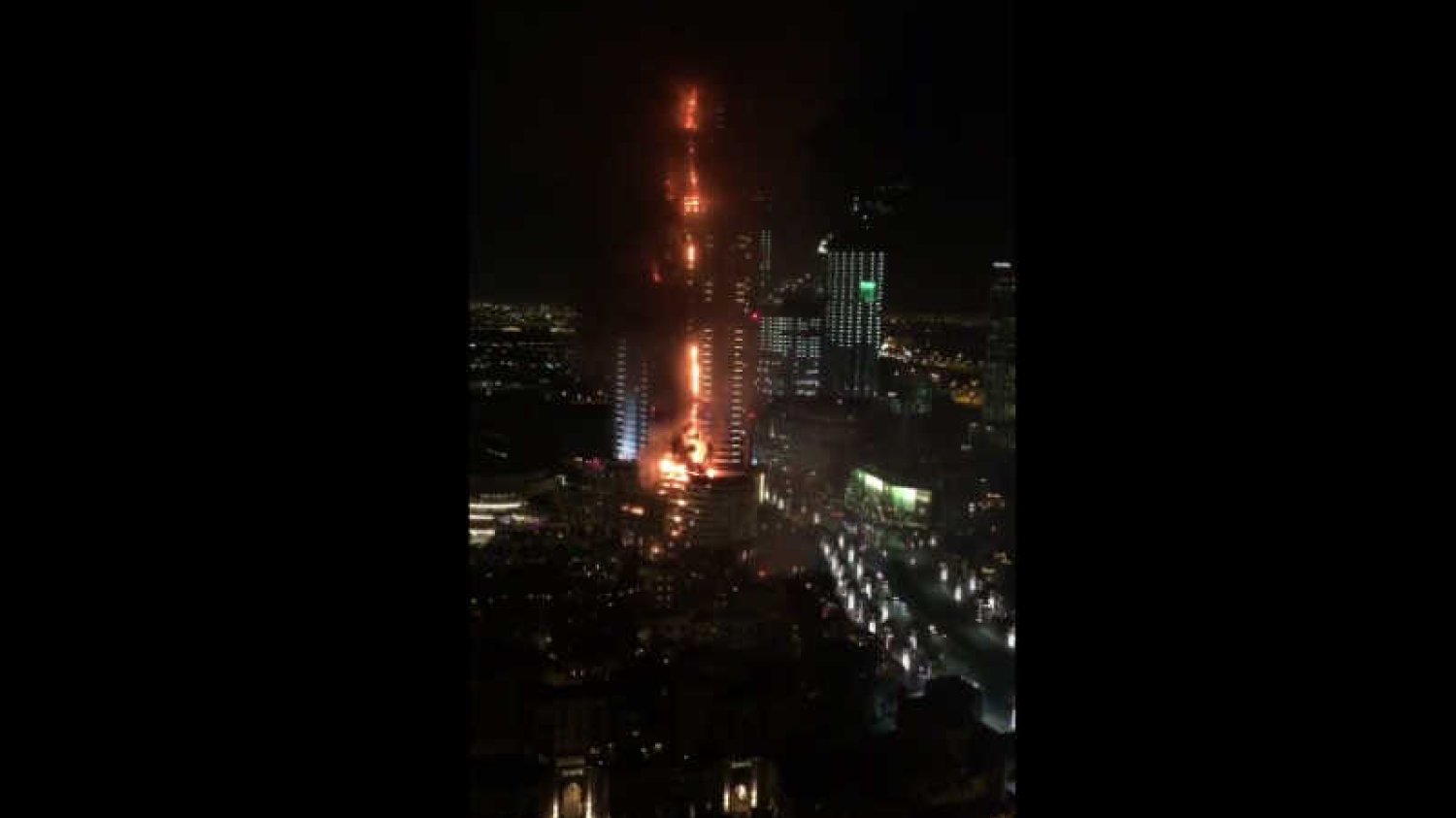 W hotelu w Dubaju wybuchł pożar, zapaliły się fajerwerki.