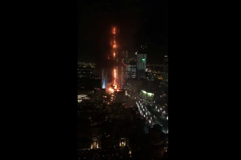 W hotelu w Dubaju wybuchł pożar, zapaliły się fajerwerki.