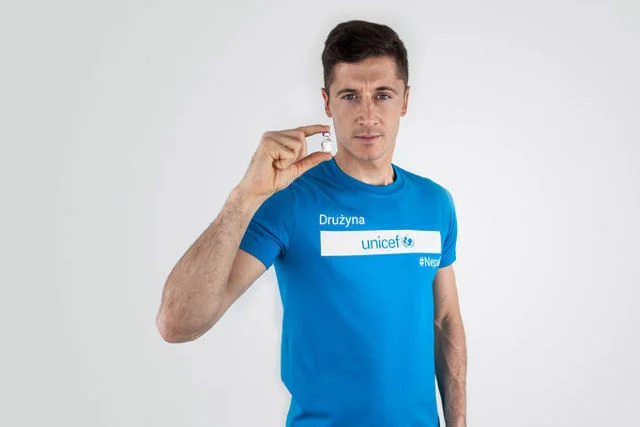 Robert Lewandowski zachęca internautów do zakupu szczepionek dla dzieci z Nepalu