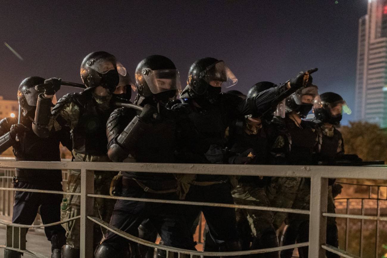Polski fotoreporter opowiedział o doświadczeniach ze służbami Łukaszenki i tym, co go spotkało w białoruskim areszcie. OMON na Białorusi podczas protestów.