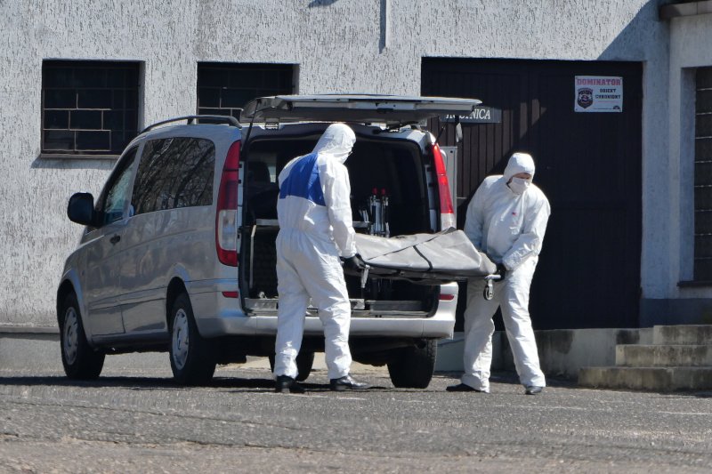 "Wąskim gardłem" są dziś także cmentarze. W niektórych miastach wydłuża się czekanie na pogrzeb.