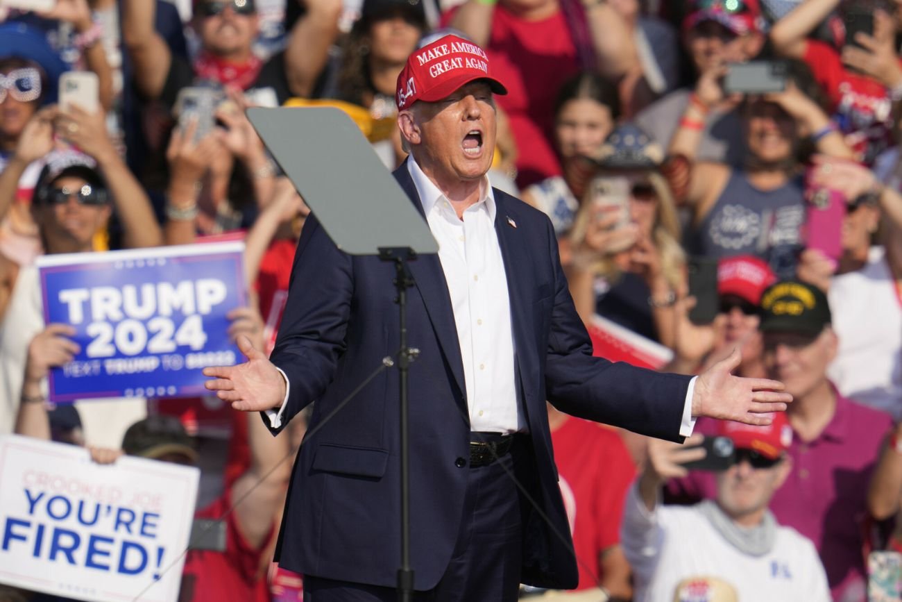 Trump przemawiał, a napastnik wspinał się na dach. Służby nie zareagowały