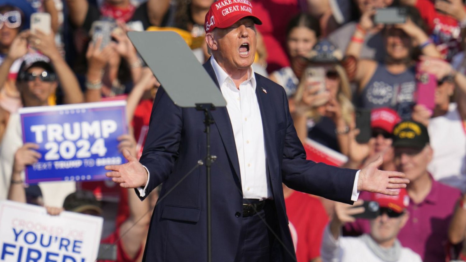 Trump przemawiał, a napastnik wspinał się na dach. Służby nie zareagowały
