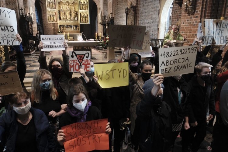 Uczestnicy protestu w katedrze są wzywani na przesłuchania.