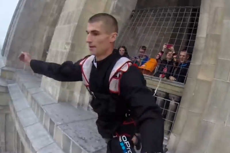 Grupa base jumperów znanych pod nazwą No Limit skoczyła z Pałacu Kultury i Nauki w Warszawie