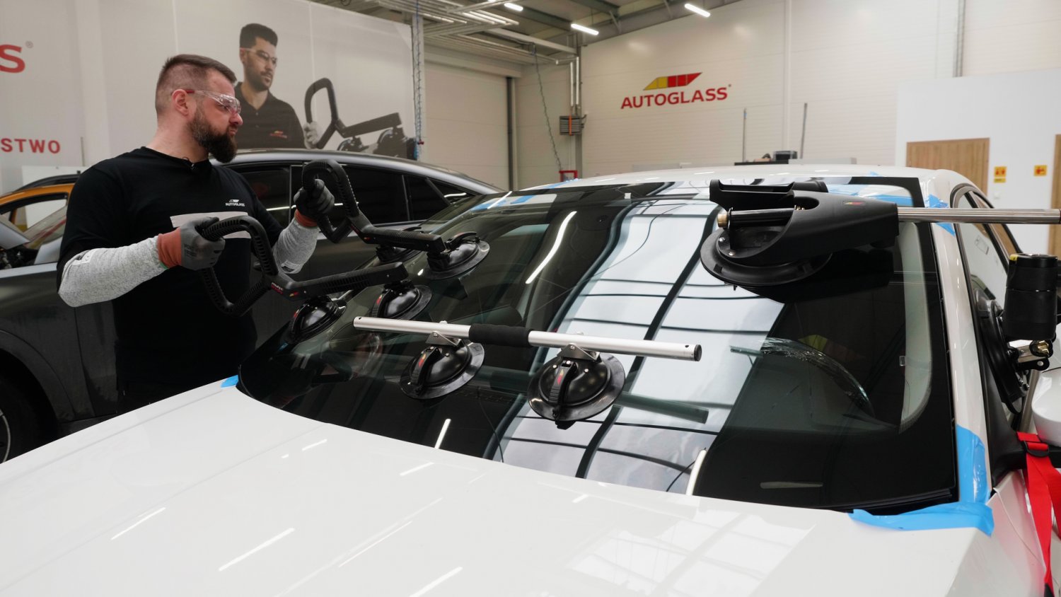Od magazyniera do mistrza montażu. Pojechałem sprawdzić, jak dziś wymienia się szyby w autach