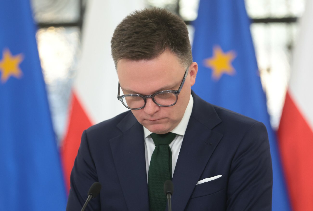 Szymon Hołownia tłumaczy się z barierek pod Sejmem. "To kwestia życia".