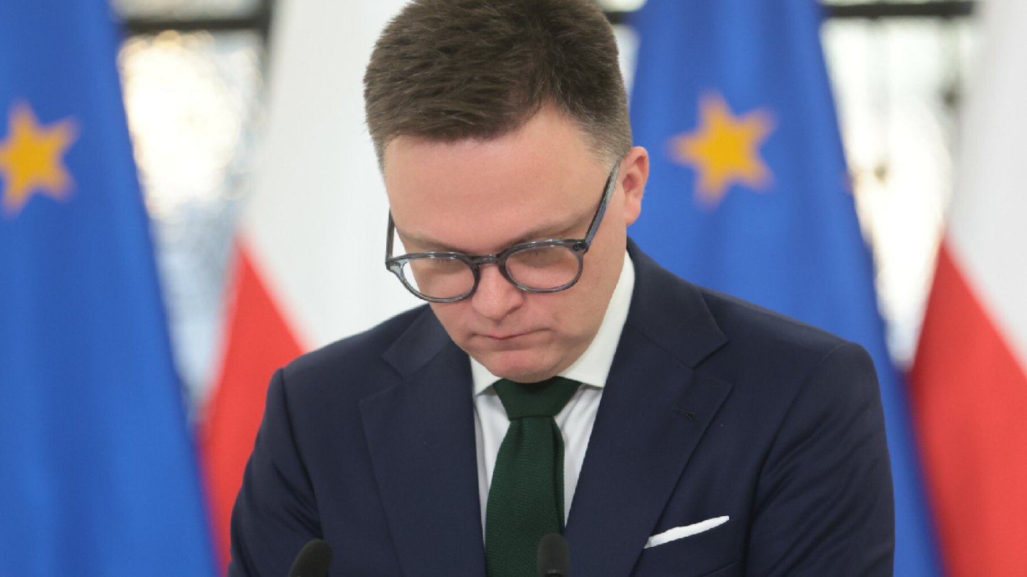 Szymon Hołownia tłumaczy się z barierek pod Sejmem. "To kwestia życia".