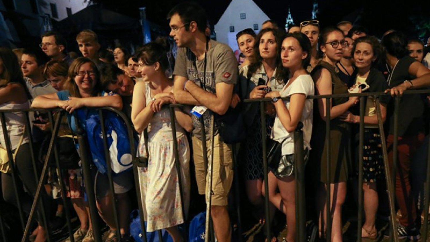 Tradycyjnie wierni zbierają się wieczorami pod oknem przy ul. Franciszkańskiej. Wczoraj papież nie miał sił wyjść pozdrowić tłum.