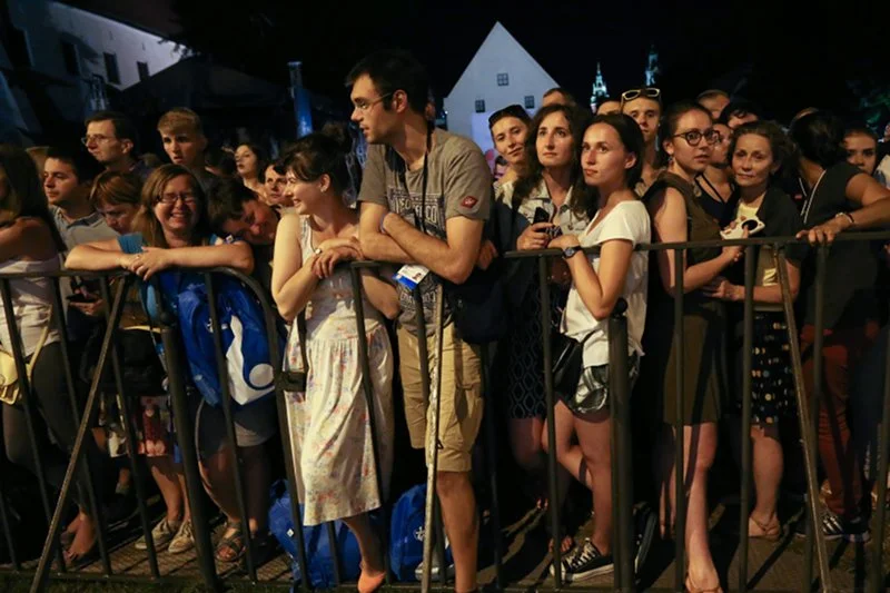 Tradycyjnie wierni zbierają się wieczorami pod oknem przy ul. Franciszkańskiej. Wczoraj papież nie miał sił wyjść pozdrowić tłum.