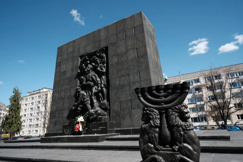 Warszawa, Muranów - plac Bohaterów Getta Warszawskiego i Pomnik Bohaterów Getta.