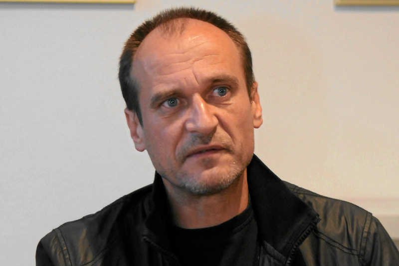 Paweł Kukiz podczas konferencji prasowej dot. jednomandatowych okręgów wyborczych.