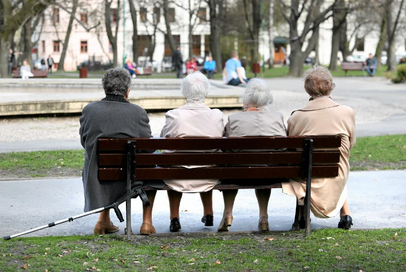 Starsze panie siedzą na ławce w parku wLublinie