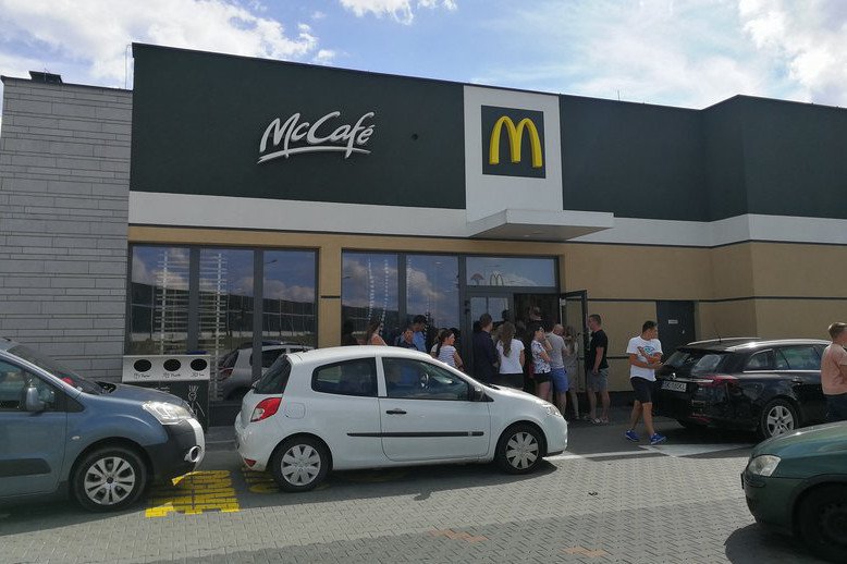 Chcesz coś zjeść w McDonaldzie przy A1? Uzbrój się w cierpliwość, bo wielu ludzi wpadło na ten pomysł wracając znad morza.