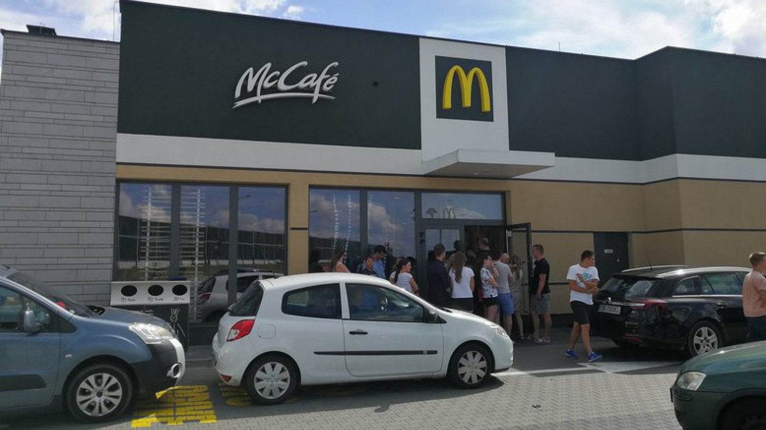 Chcesz coś zjeść w McDonaldzie przy A1? Uzbrój się w cierpliwość, bo wielu ludzi wpadło na ten pomysł wracając znad morza.