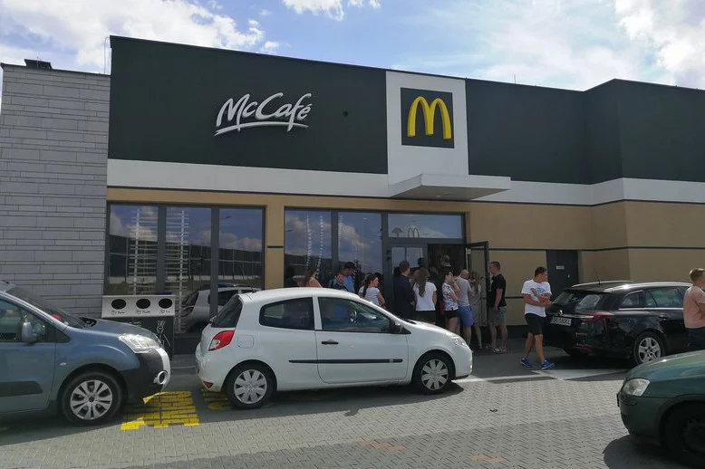 Chcesz coś zjeść w McDonaldzie przy A1? Uzbrój się w cierpliwość, bo wielu ludzi wpadło na ten pomysł wracając znad morza.
