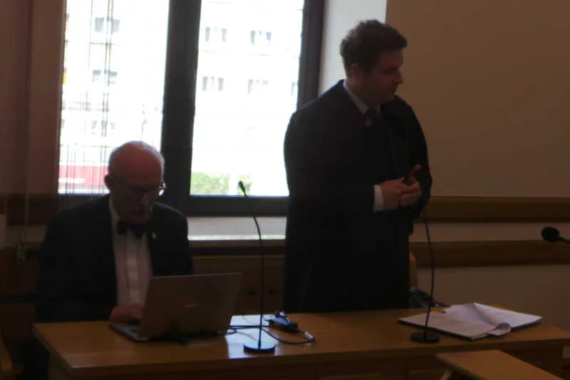 Mecenas Jacek Wilk i Janusz Korwin-Mikke, zdaje się szukający nagrania, o które pozwał PO.