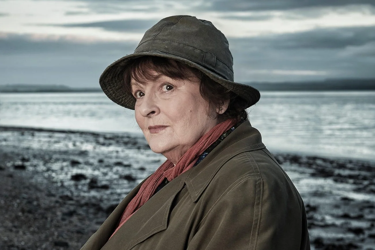 Ta policjantka jest tak bystra jak Sherlock. Oto gdzie obejrzeć serial "Vera" Gdzie obejrzeć serial kryminalny "Vera" z Brendą Blethyn? (VOD)
