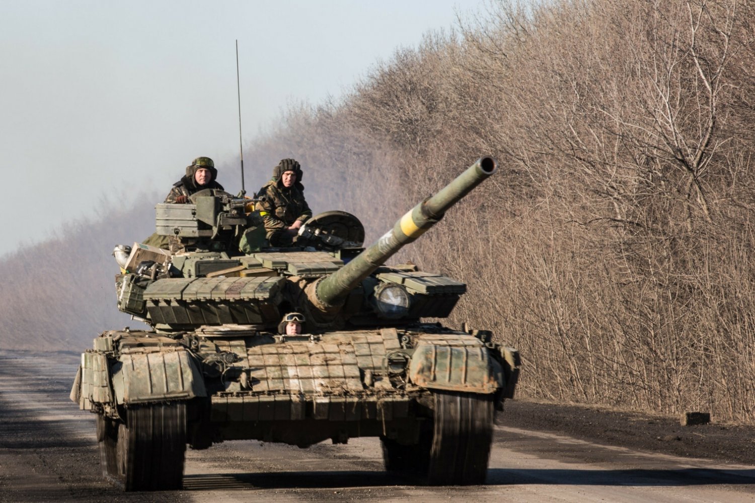 Rosyjscy żołnierze przejechali czołgiem swojego dowódcę.