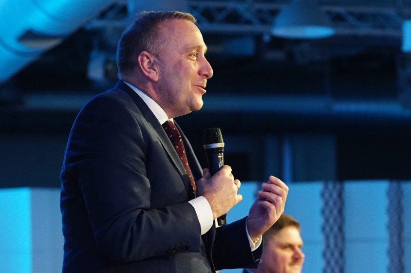 Grzegorz Schetyna ma powody do radości.