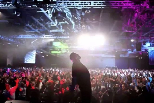 Tony Robbins w swoim żywiole. Pewnie przed chwilą powiedział widzom jak zmienić swoje życie.